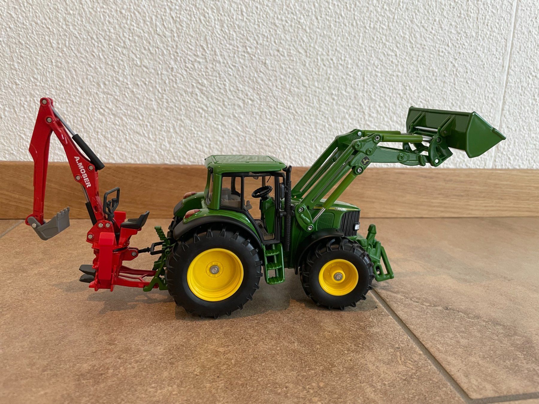 John Deere Trattori: SIKU John Deere mit Heckbagger – Nuovo e nell'imballaggio originale da Kreuzlingen venduto da Stefan1150 2