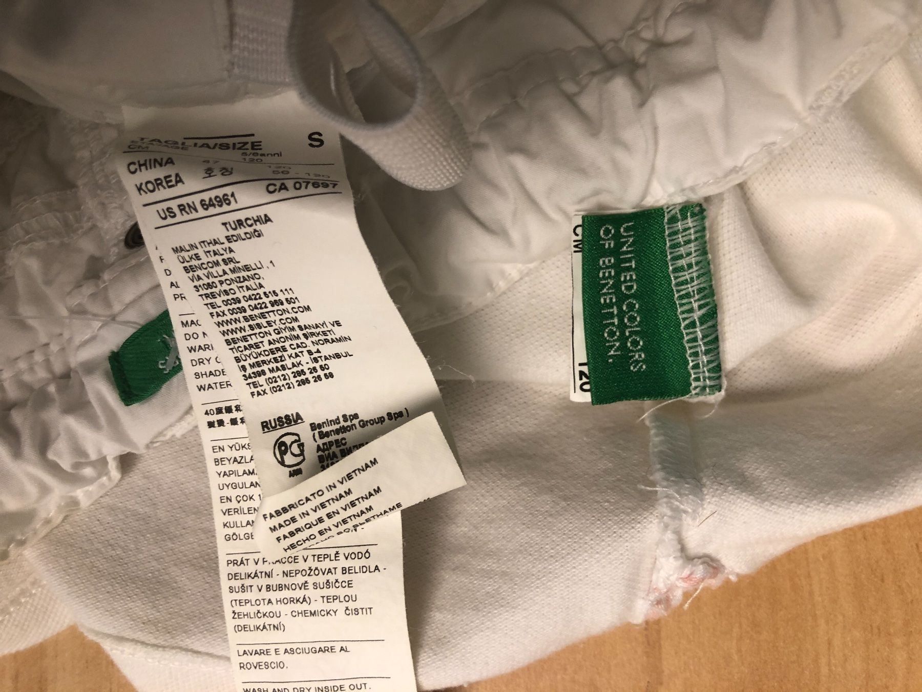 Benetton Lotti & Set di vestiti: Süsses weisses Benetton Set Gr.120 – Usato da Obergerlafingen venduto da cabo4 3