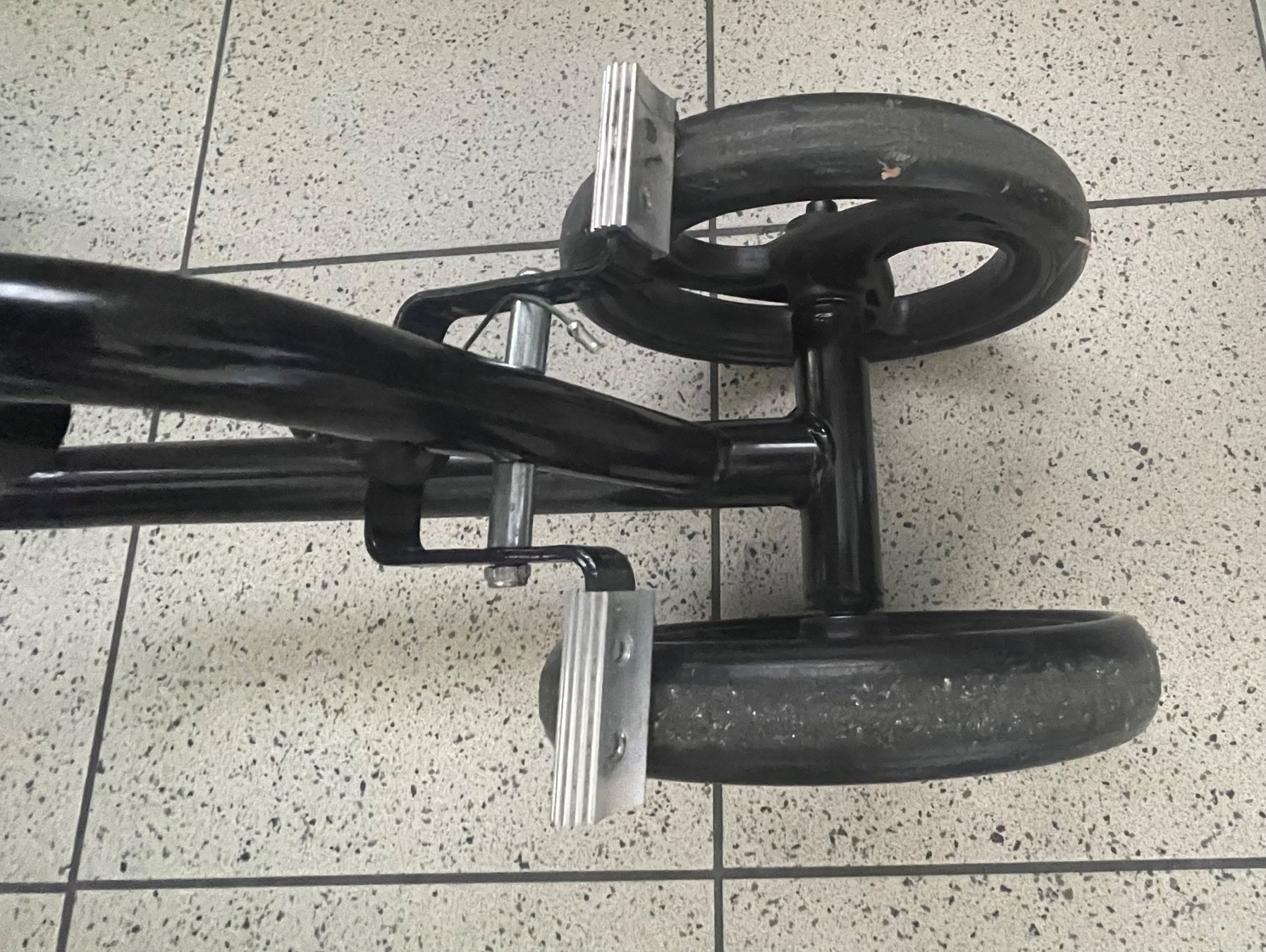Ausili per la deambulazione: Knie Roller / Walker – Usato da Wila venduto da Lokelo 2
