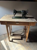 Machine à coudre BERNINA ancienne avec table et pédalier
