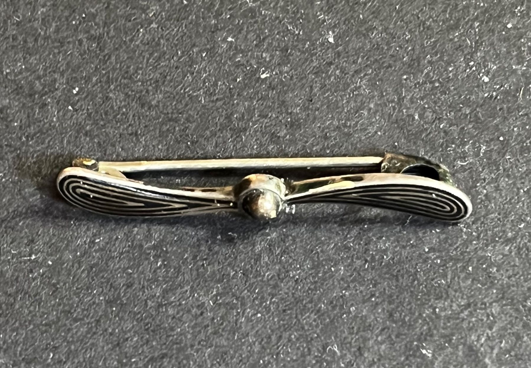 Spille & Fermagli: Antike Brosche "Flugzeugpropeller" - Silber – Usato da Zürich venduto da FV.vintage