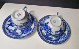 2 Tassen mit Untertassen Drachenmuster blau weiss China alt
