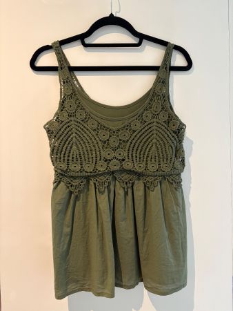 Sommer Top in Khaki mit Häkelspitze, Grösse M, neu