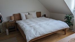 Schönes Doppelbett aus Holz in Eichenoptik