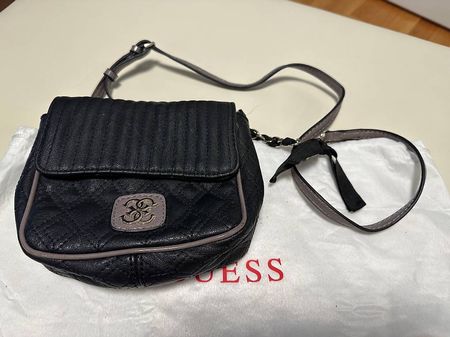 Guess Umhängetasche schwarz