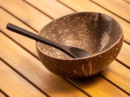 Kokosnussschale mit Löffel