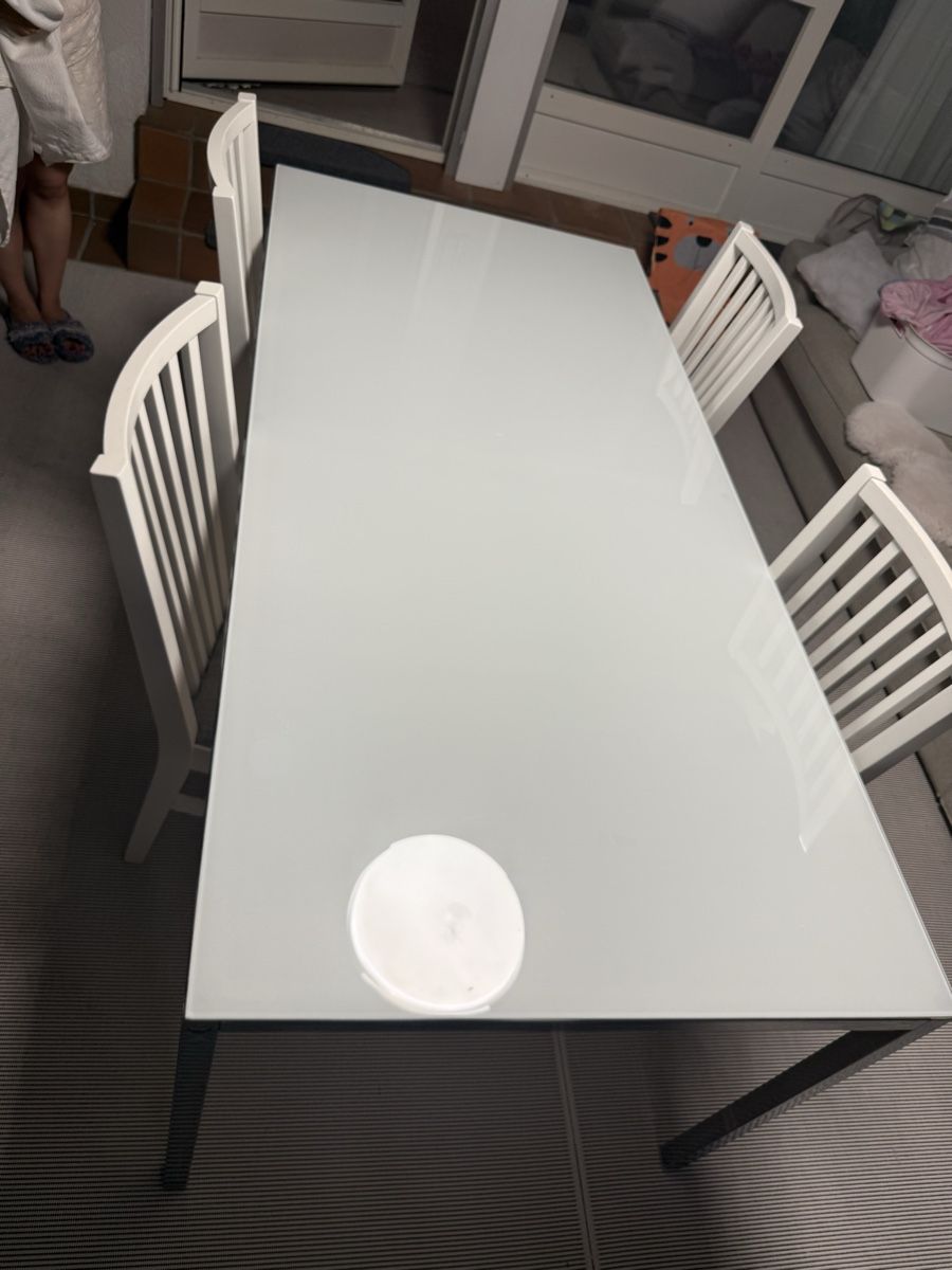 Set di tavolo e panche: Glass Dining Table with 4 Chairs - Great Condition! – Usato da Winkel venduto da liyubupt 1