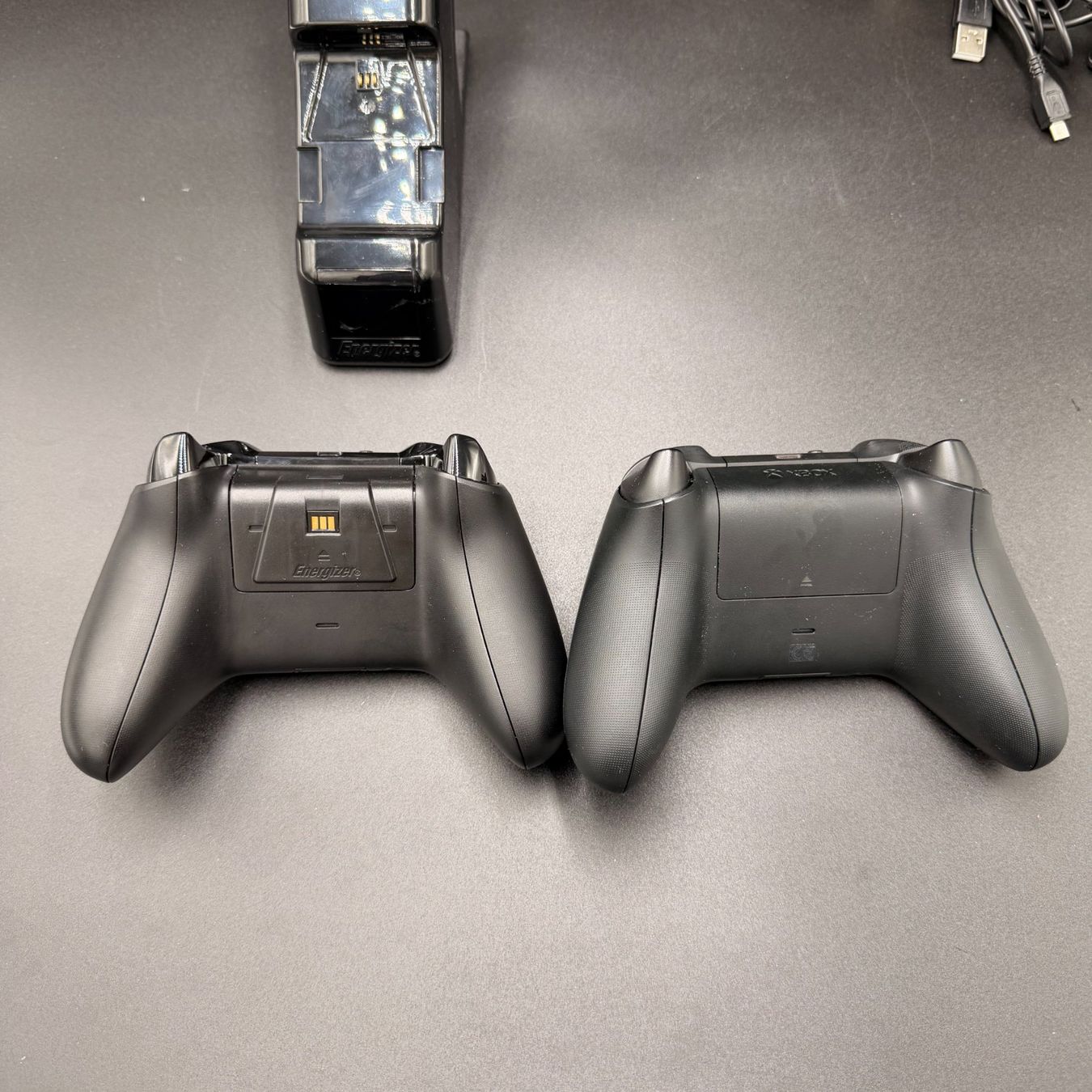 Controller: 2× Xbox Controller mit Ladestation – Usato da Düdingen venduto da Nerdworld 2