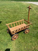 Holzwagen mit Deichsel und Rädern aus Holz