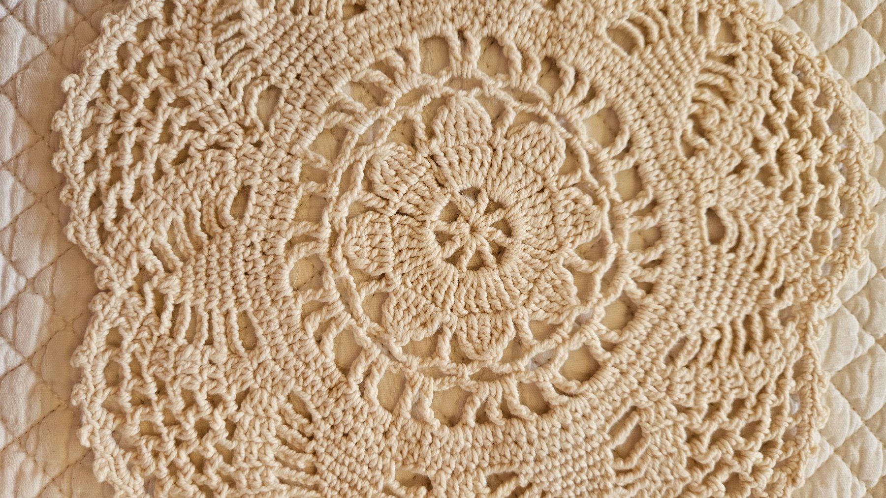Altra biancheria da tavola: Spitzendeckchen Spitzendeckeli D18 cm Deckeli Hellbbeige – Usato da Gossau ZH venduto da LeoniesDeko 2