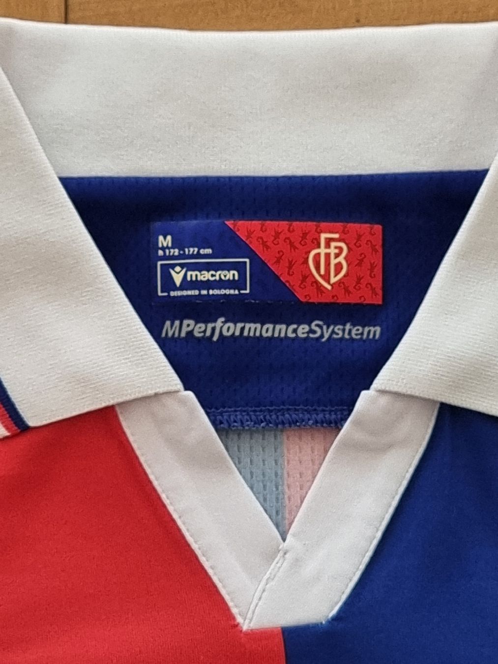 FC Basel Leibchen & Hosen: FC Basel 2023-2024 Heimtrikot – Gebraucht aus Suhr von SariLacivert1907 2