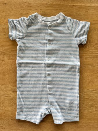 H&M Babybody Gr 74, mit hellblauen Streifen