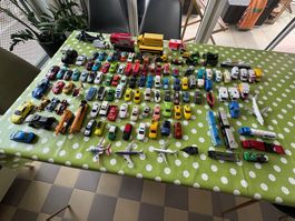 Konvolut Spielzeugautos & Flugzeuge
