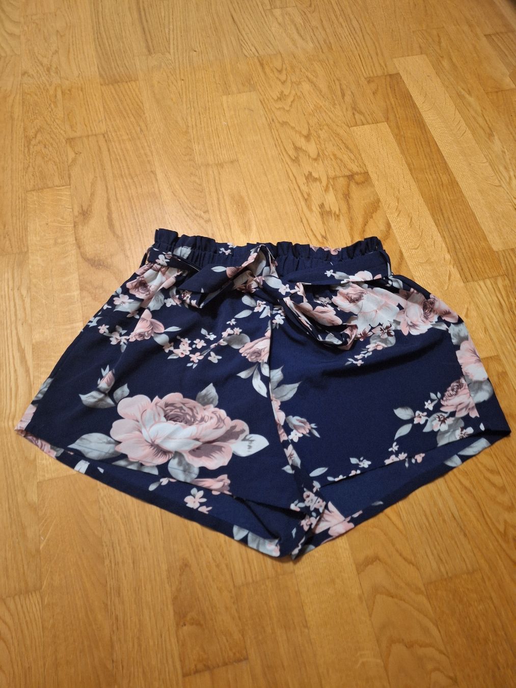 Pantalons: Schwarze und Blumige Hose – D'occasion à Wittenbach par nadineshop