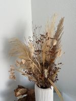 Trendiges Trockenblumen Gesteck mit Vase