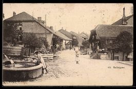 AK Ballaigues, Rue principale avec fontaine et maisons