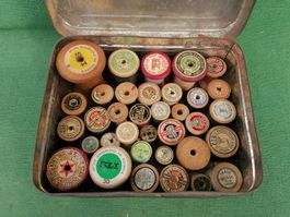 Antike Nähgarnrollen Sammlung in Metalldose Vintage.