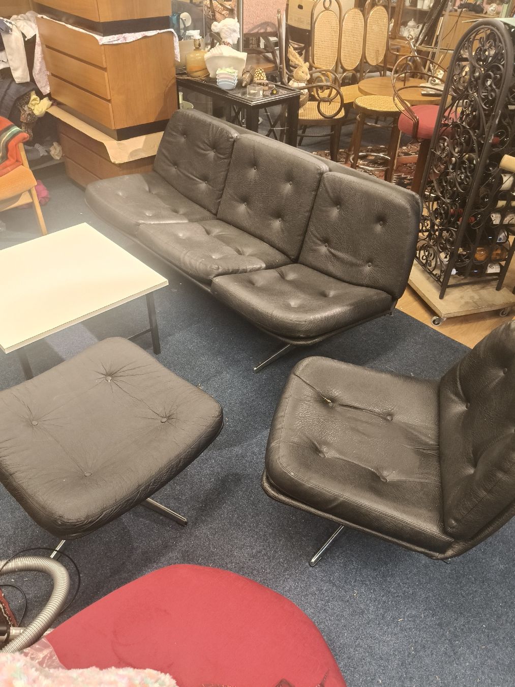 Divani: Mid-Century Modern model "Mila" sofa mit Sessel und Hocker – Usato da Zwingen venduto da inf_2blh