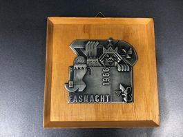 ⭐ Zugsplakette, Basler Fasnacht 1966 mit Holzrahmen