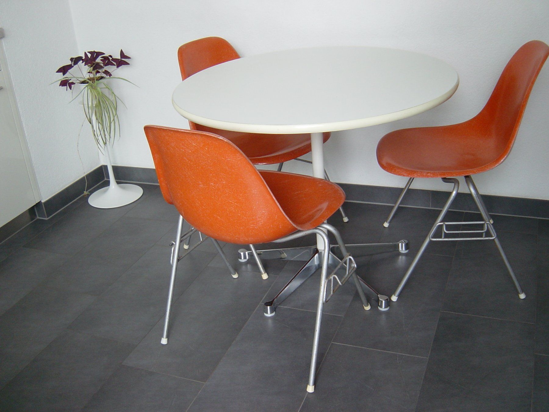 Set de table et chaises: Eames Sitzgruppe – D'occasion à Wil SG par Pin05