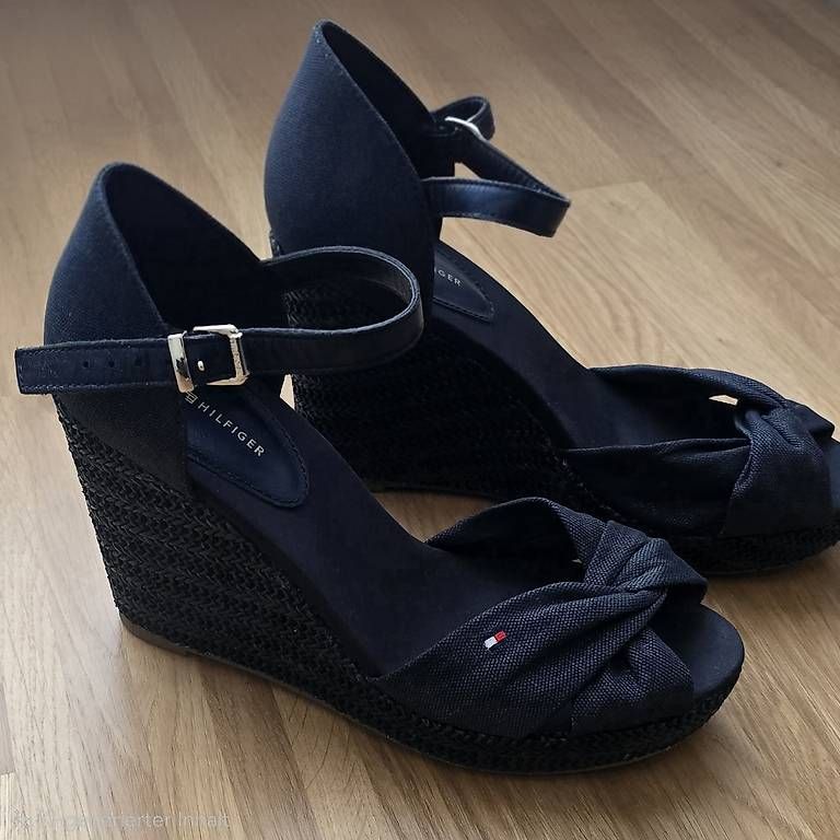 Tommy Hilfiger Scarpe da donna: Tommy Hilfiger Keilsandalen  Gr-39. – Usato da Schlieren venduto da sla_5sst