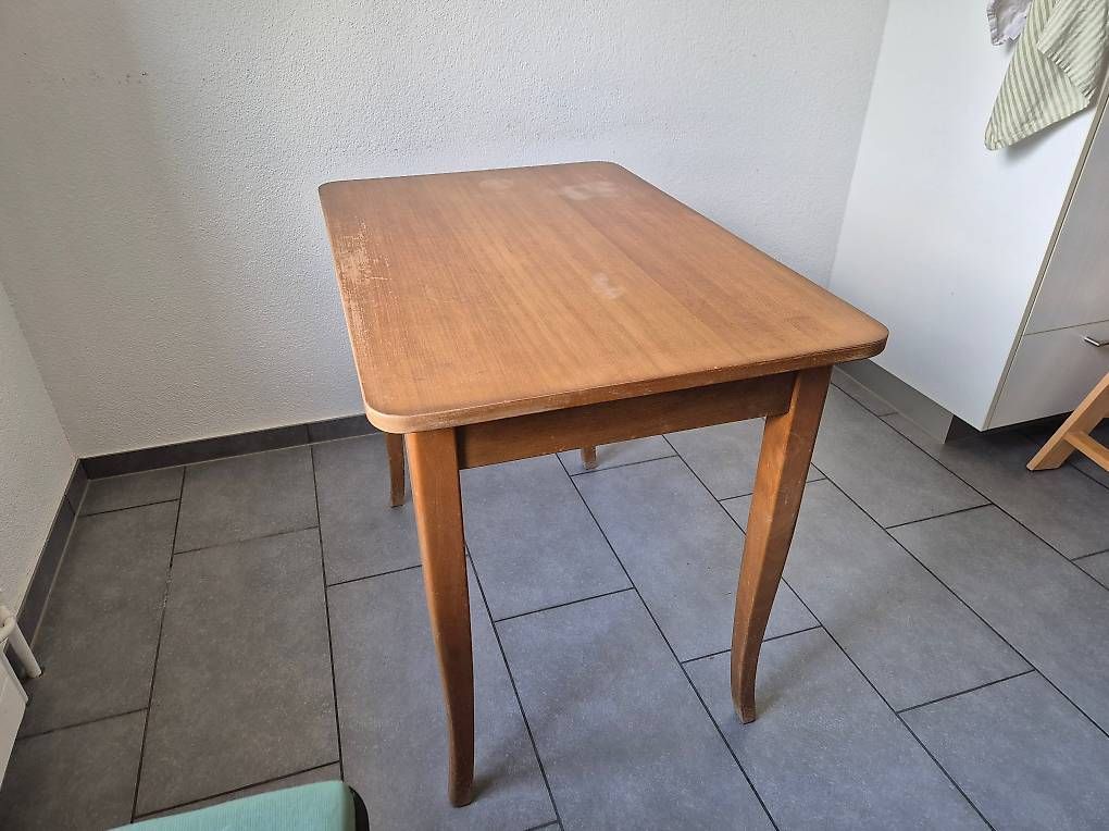 Tische: Kleiner Bastel- oder Arbeitstisch aus Holz – Gebraucht aus Niedergösgen von Perunasalaatti 2