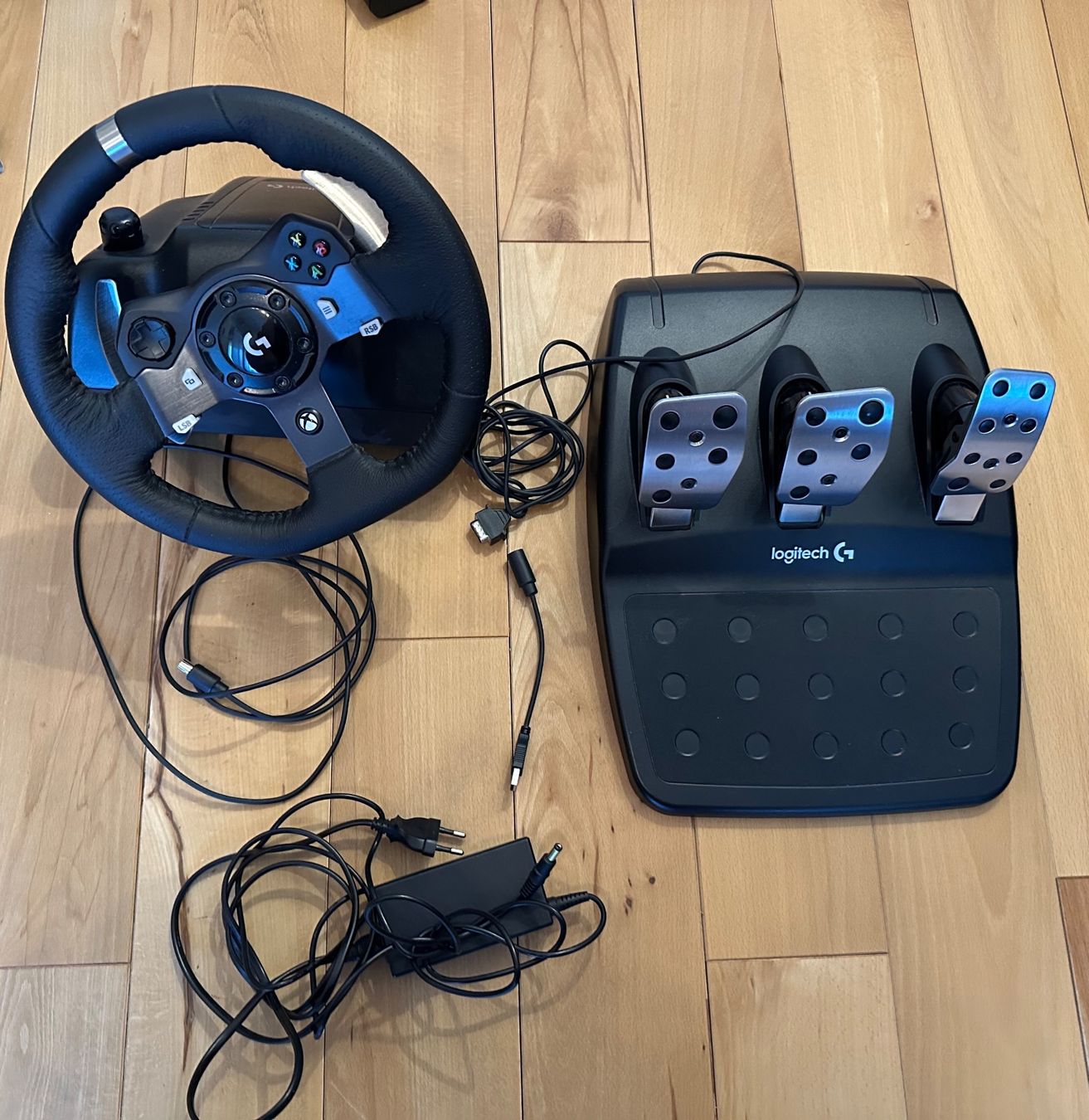 Logitech Sedie: Playseat Evolution Pro Red Bull + Logitech G923 Top Zustand – Usato da Zermatt venduto da yan_yh9r 2