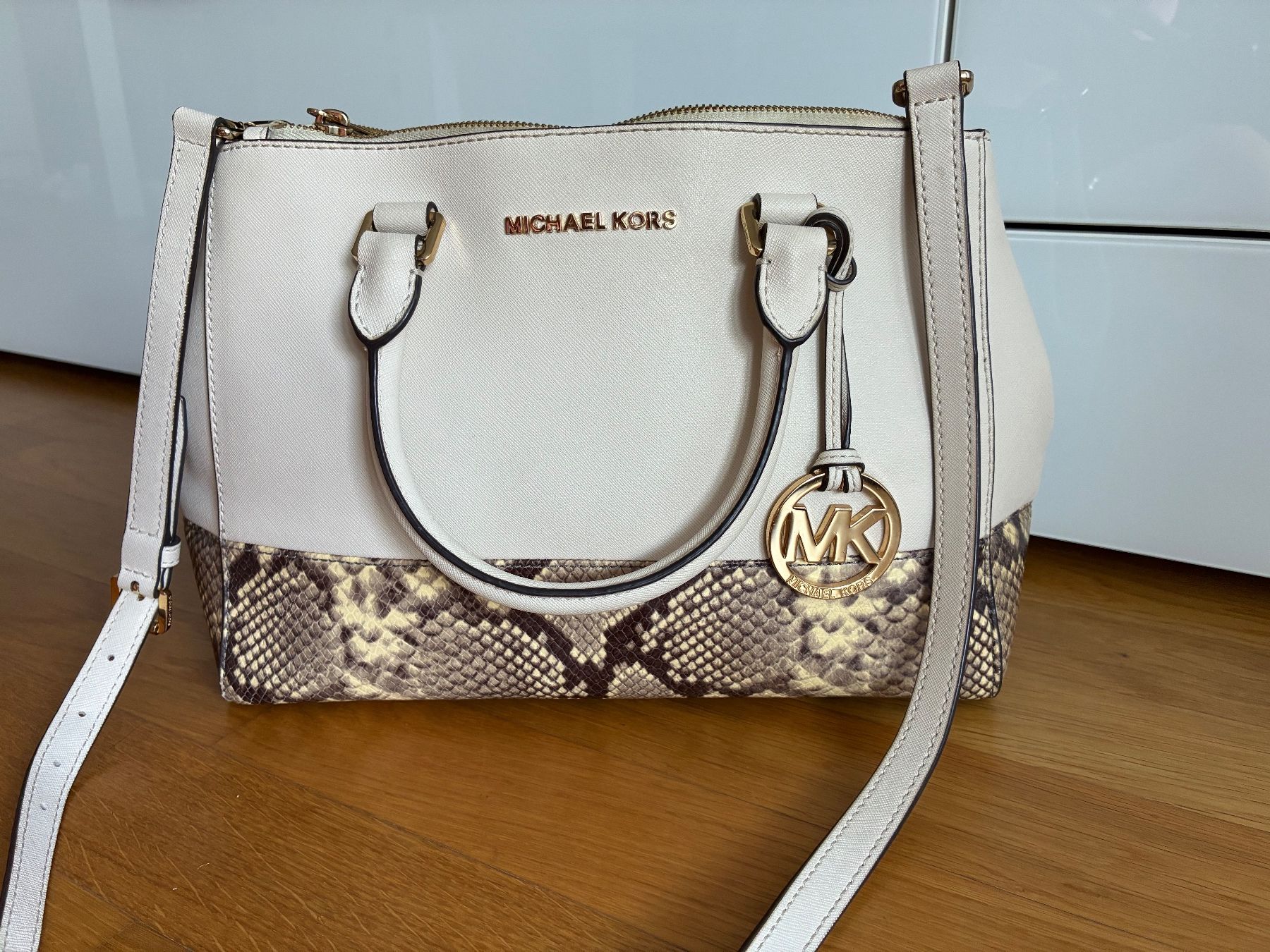 Michael Kors Sacs femmes: Michael Kors Tasche, hellbeige mit Schlangenmuster, Top! – D'occasion à Visp par Stairs07