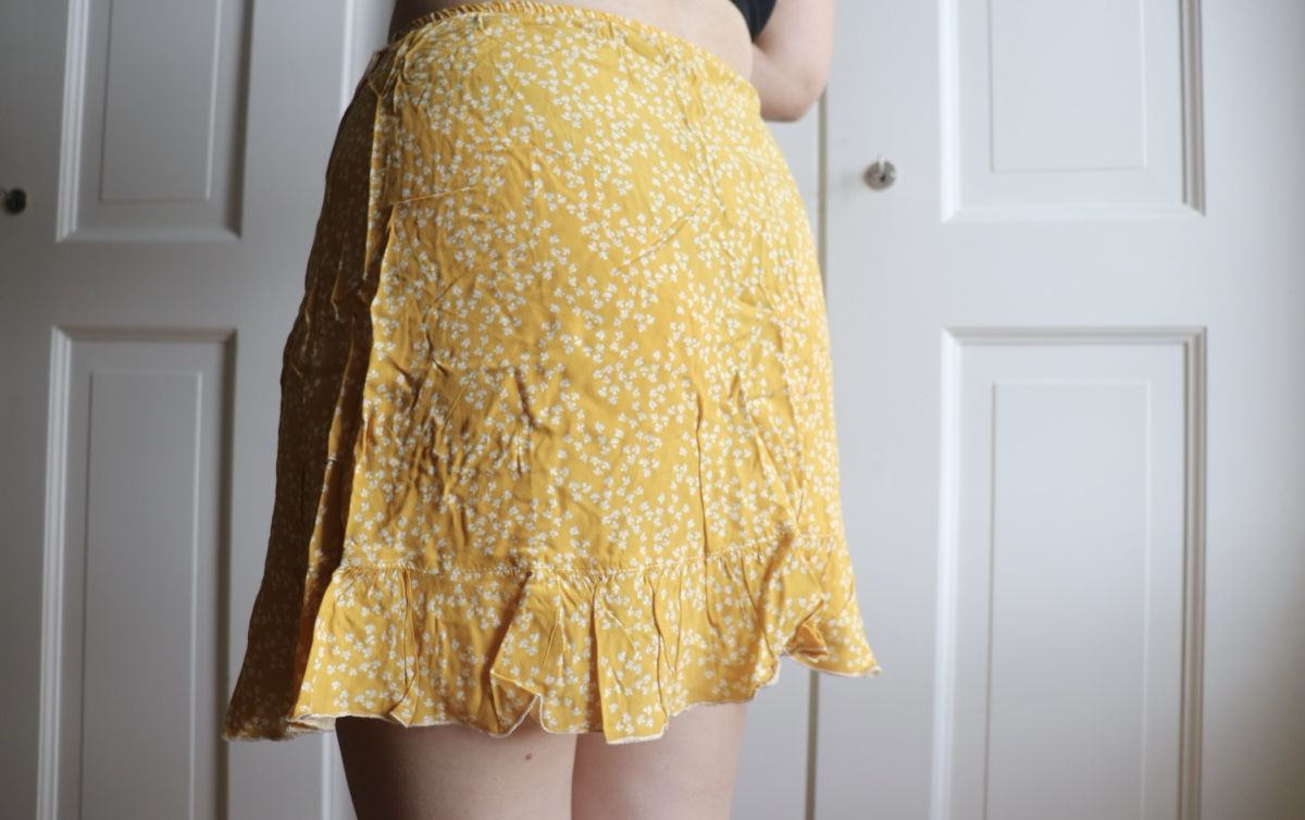 Brandy Melville Röcke: Jupe jaune à fleurs Brandy Melville – Gebraucht aus Mathod von Alice977 1