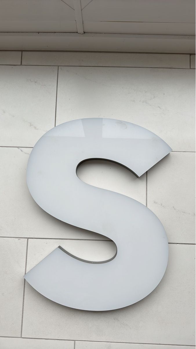 Toutes les décorations: Grosser Deko-Buchstabe "S" weiss – D'occasion à Arbon par mediazeit