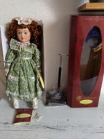 Porzellanpuppe Symphony "Stephanie" mit Sockel