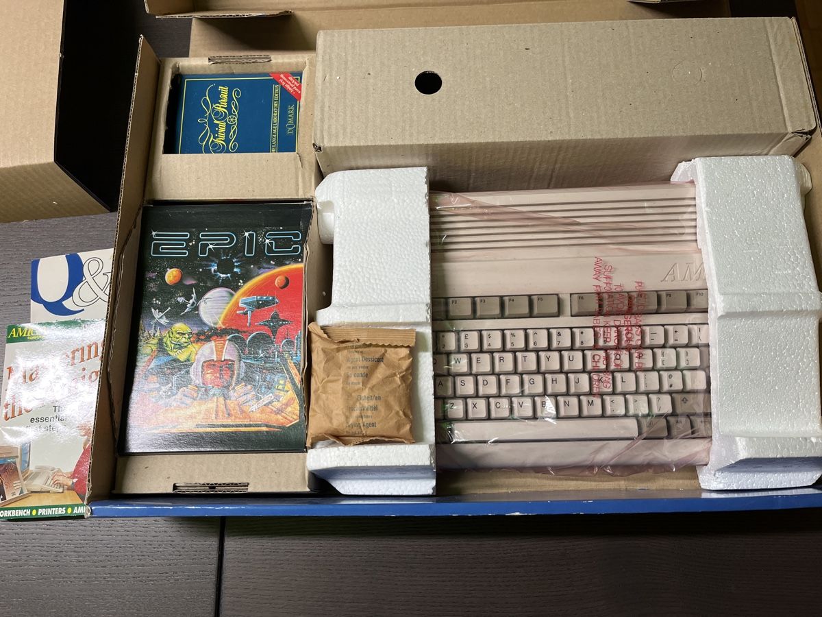 Commodore PCs: Amiga 600 HD complete EPIC pack - perfect condition – Gebraucht aus Esslingen von kra_7lvr 1