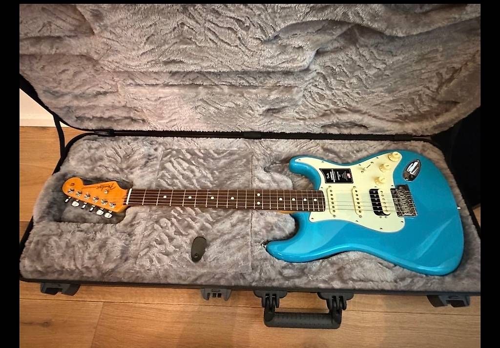 Fender Musikinstrumente: Fender AM Pro II Miami Blue HSS – Neu (gemäss Beschreibung) aus Isone von 24l_s627