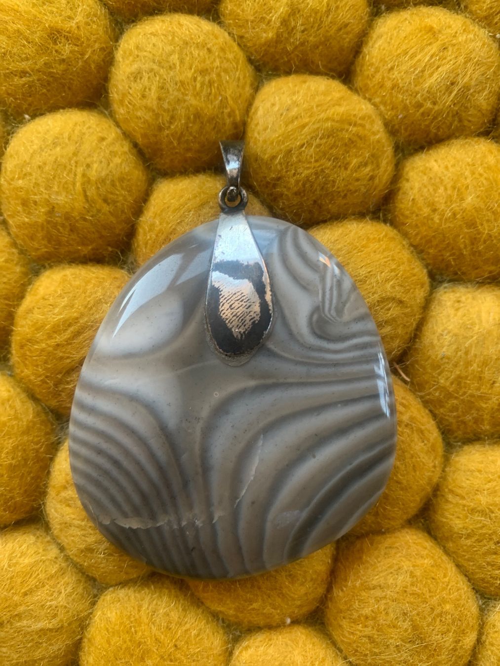 Anhänger: Pendentif gris en forme goutte, silex rayé de Pologne. Rare. – Gebraucht aus Villars-sur-Glâne von Magdaka