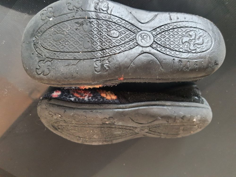 Chaussures garçon: pantoufles taille 26 – D'occasion à Montmollin par islachat 1
