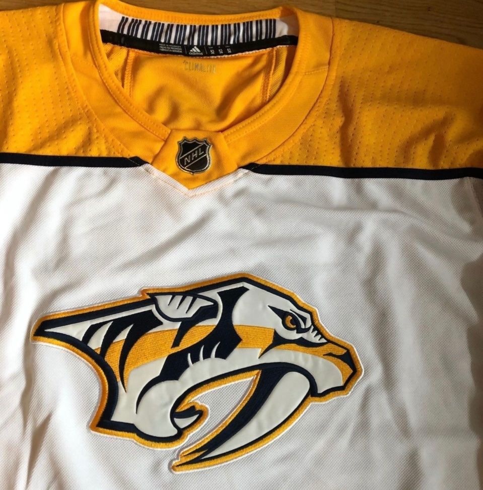 Leibchen & Hosen: NHL-Jersey mit Autogramm - Yannick Weber - Nashville – Neu (gemäss Beschreibung) aus Ostermundigen von Vancouver16 3