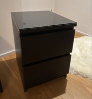 Nachttisch IKEA Malm schwarz mit Glasplatte