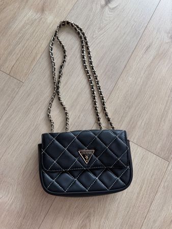 Guess Handtasche Schwarz gesteppt mit Kettenträgern