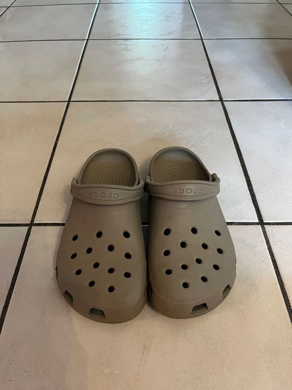 Crocs Scarpe da uomo: Chaussures crocs grises 41 très bon état – Usato da Porrentruy venduto da Madamebovary 1