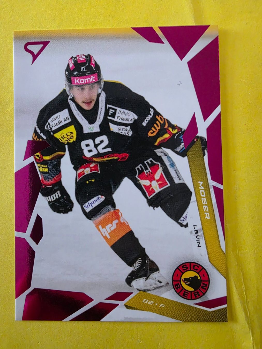 Sportzoo Carte collezionabili: 2025/26 SCB Bern Levin Moser - Base pink - Series 2 – Usato da Bauma venduto da Yotanke