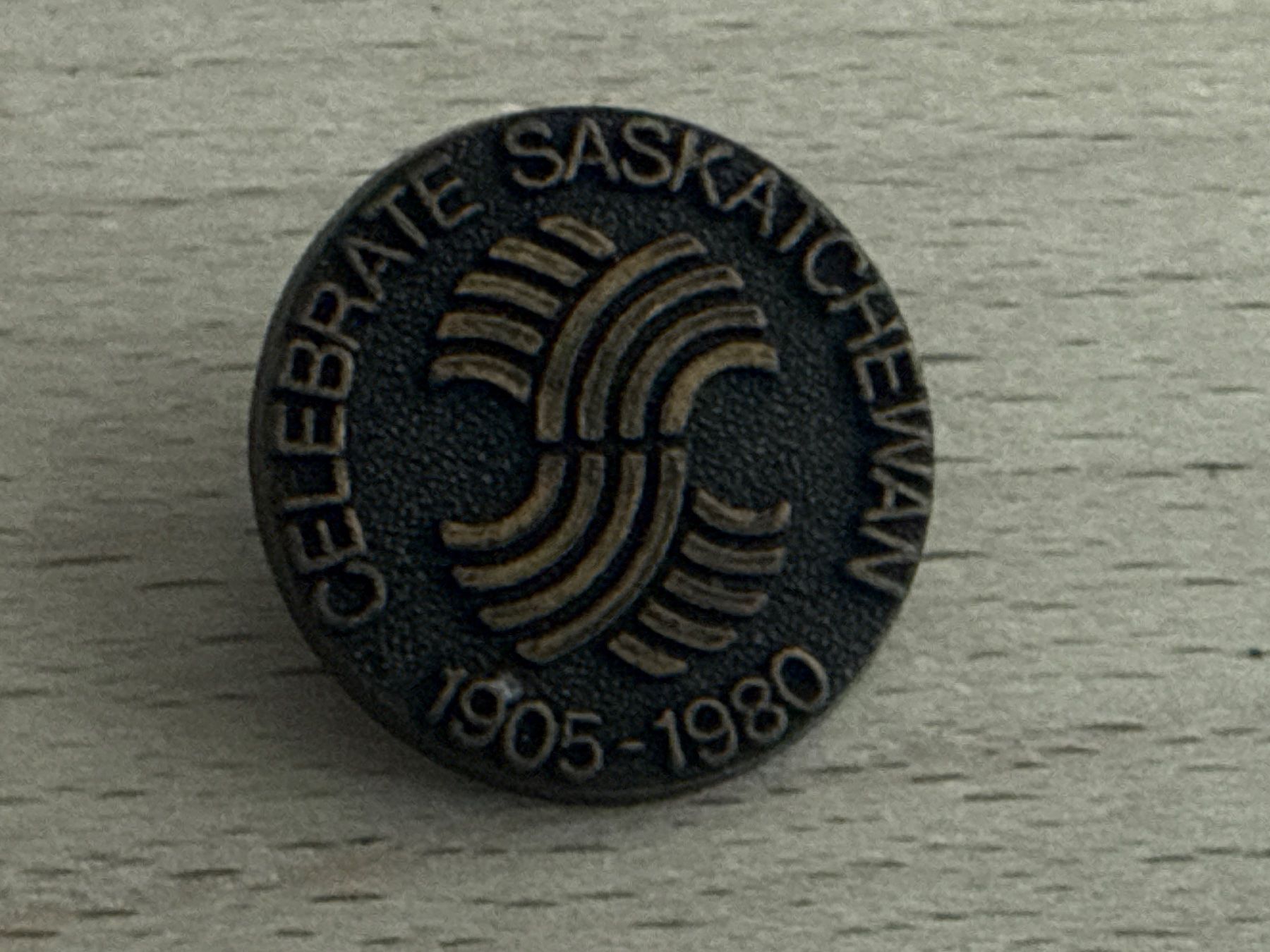 Plaquettes & Badges: Pin CELEBRATE SASKATCHEWAN 1905-1980 – D'occasion à Glattbrugg par Schweigmatt