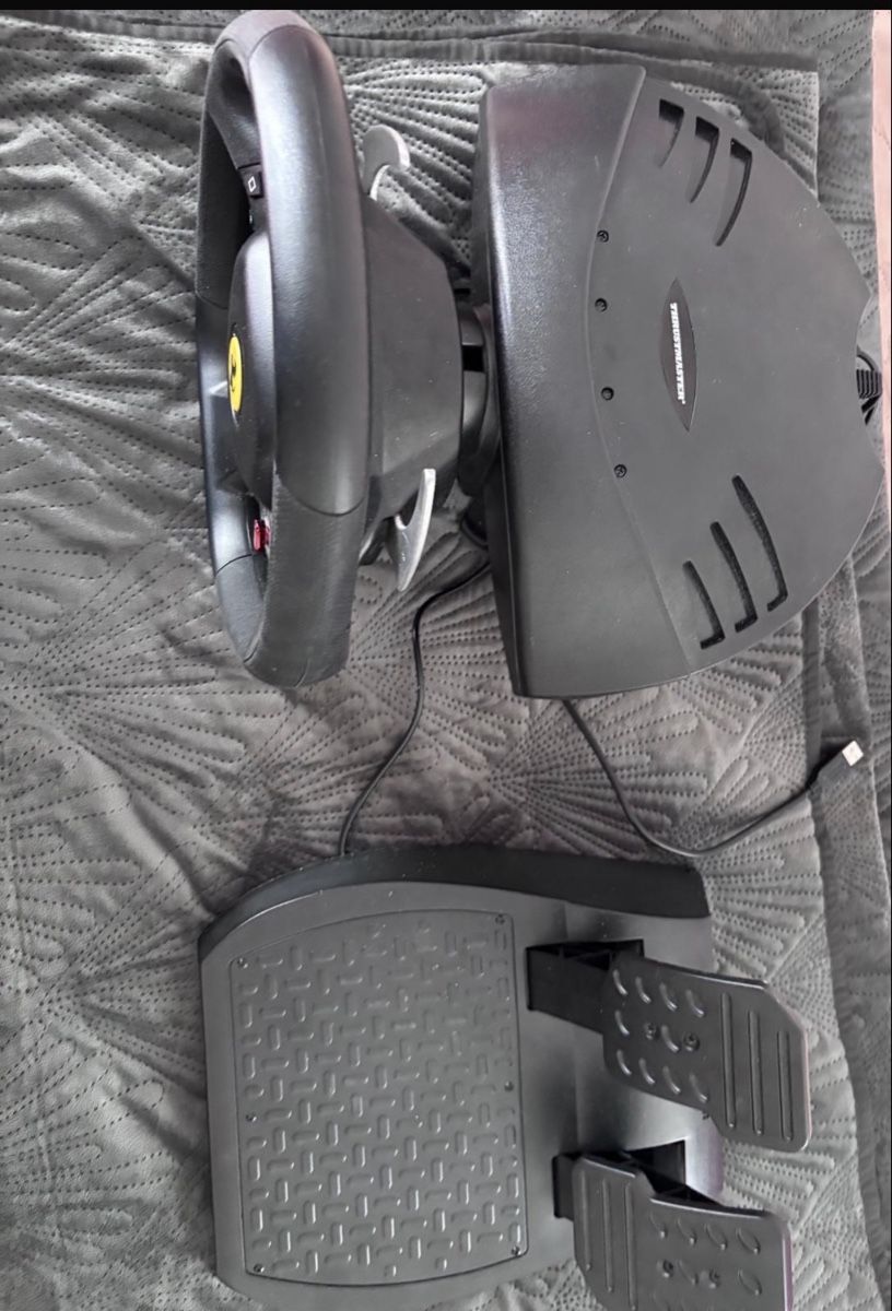 Konsolen: Thrustmaster Ferrari Lenkrad und Pedale neuwertig – Neu (gemäss Beschreibung) aus Spreitenbach von rez_8cwl
