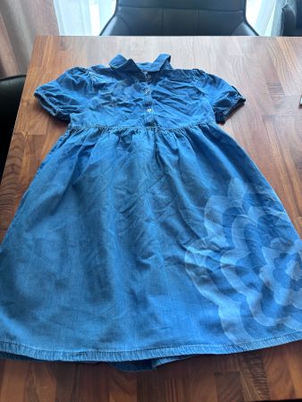 Sommerliches Jeanskleid Gr. 140 mit Blumenmuster top!