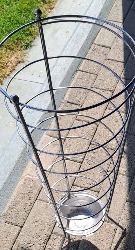 Altri mobili per ufficio: Eleganter Schirmständer aus Metall – Usato da Schötz venduto da Alesig71