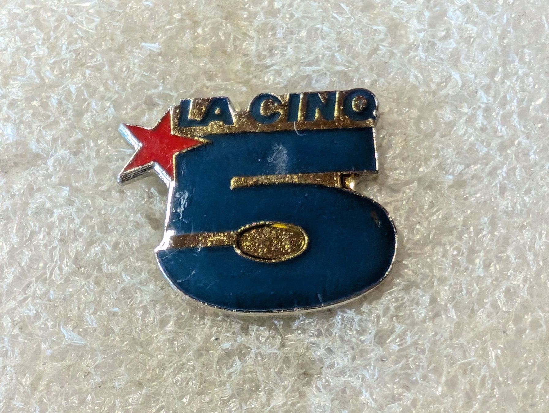 Placchette & Badge: Ansteckpin 156: La Cinq – Usato da Oppligen venduto da Pin-Fall-Shop
