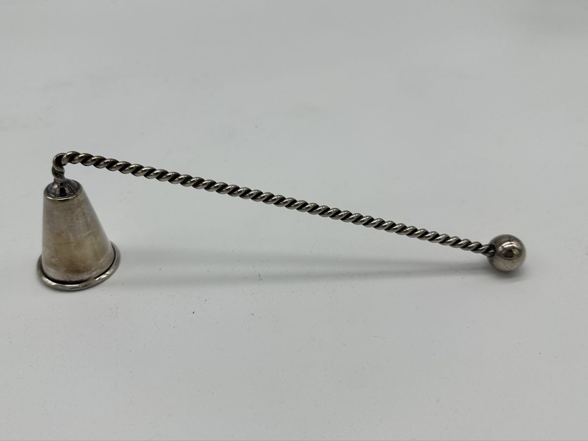 Portacandele: Vintage Silver Plated Snuffer – Usato da Villmergen venduto da JacRon