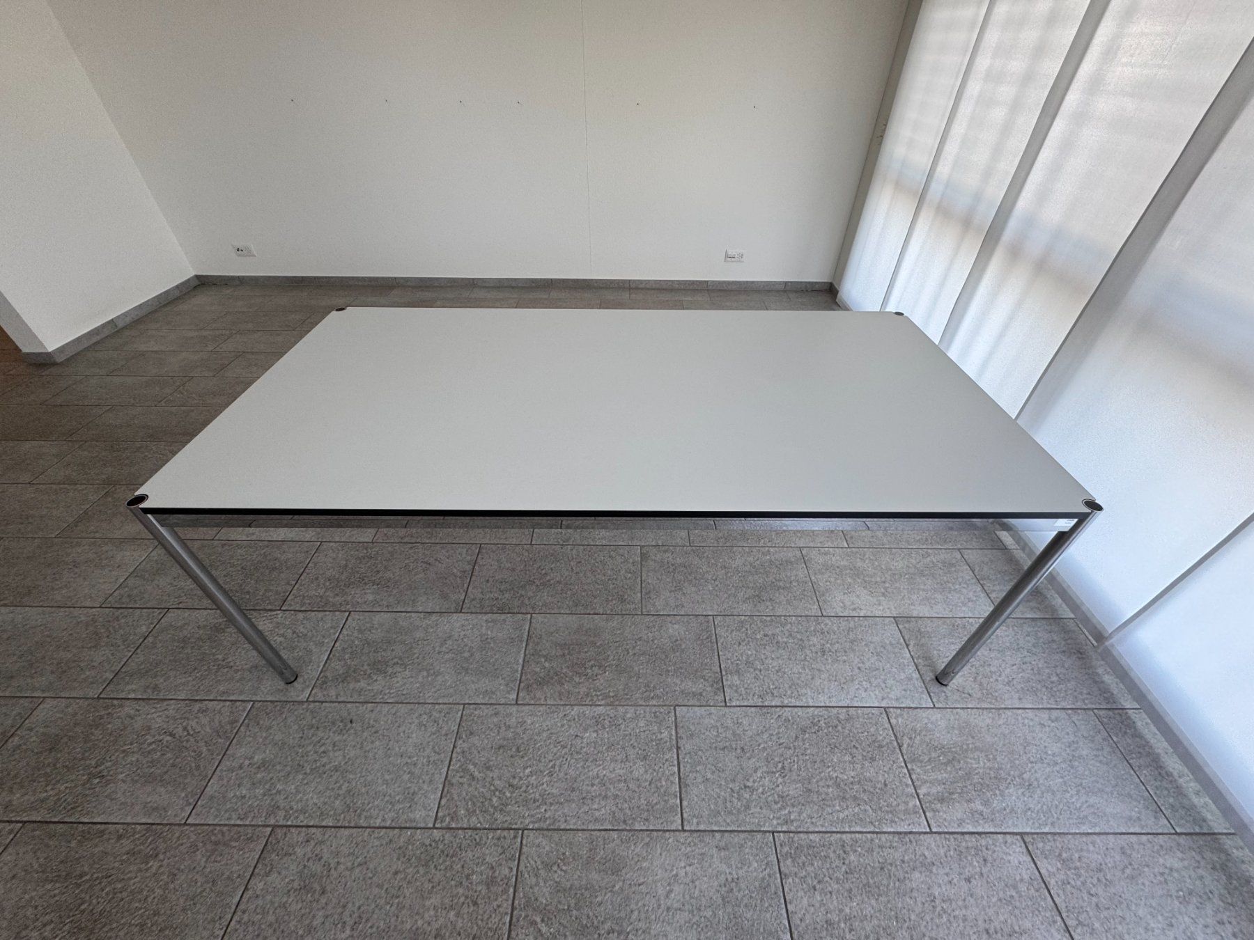USM Scrivanie: USM Haller Tisch 200x100 weiss – Nuovo (secondo la descrizione) da Rheinfelden venduto da DeMaddin