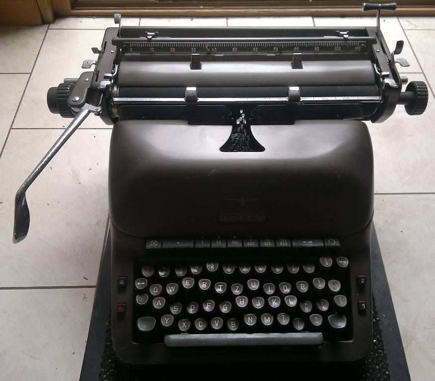 Macchine da scrivere: Alte Adler Schreibmaschine – Usato da Matt venduto da feinmechuhr