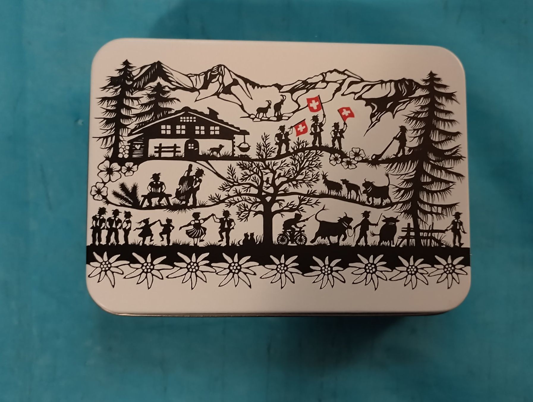 Altro in Decorazioni & Accessori: Blechbüchse Scherenschnitt Esther Gerber, Berner Oberland – Nuovo (secondo la descrizione) da Bellach venduto da JingleCherry