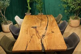 Holztisch aus einem Stück - Rustikal trifft Eleganz
